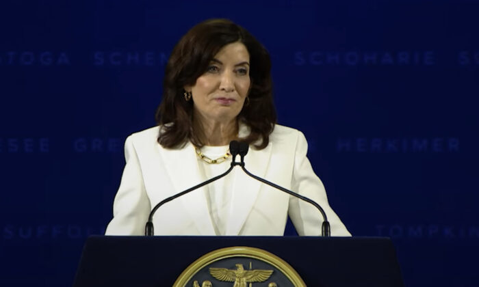 La gobernadora de Nueva York, Kathy Hochul, pronuncia un discurso en su ceremonia de investidura en Albany, Nueva York, el 1 de enero de 2023, en una imagen de vídeo. (Oficina del Gobernador de Nueva York/Screenshot via NTD)