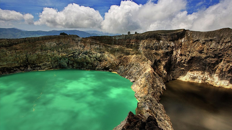"Mágicos" lagos volcánicos en Indonesia cambian de turquesa a negro, blanco e incluso rojo: Mire porqué