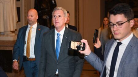 Kevin McCarthy: El límite de deuda debe tratarse como se haría “con nuestro propio hogar”