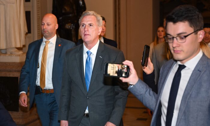 El presidente de la Cámara de Representantes, Kevin McCarthy, se dirige a la Oficina Ceremonial del Portavoz, en el Capitolio de EE.UU., el 9 de enero de 2023. (Mandel Ngan/AFP vía Getty Images)
