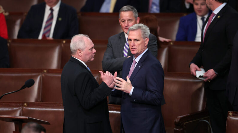 Los líderes republicanos de la Cámara de Representantes Steve Scalise (R-La.) (I) y Kevin McCarthy (R-Calif.) hablan en la Cámara durante el cuarto día de elecciones para presidente de la Cámara en el Capitolio de EE.UU. en Washington el 6 de enero de 2023. (Win McNamee/Getty Images)
