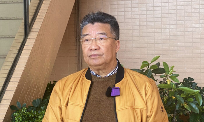 Lew Mon-hung, exmiembro del órgano de consultoría política del Partido Comunista Chino, en Hong Kong el 10 de enero de 2023. (Choi Pui Man/The Epoch Times）