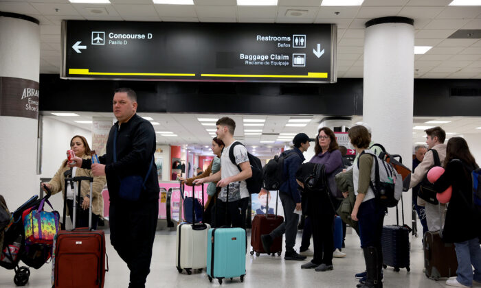 Viajeros hacen cola en un punto de control de la TSA en el Aeropuerto Internacional de Miami, en Miami, el 19 de diciembre de 2022. (Joe Raedle/Getty Images)