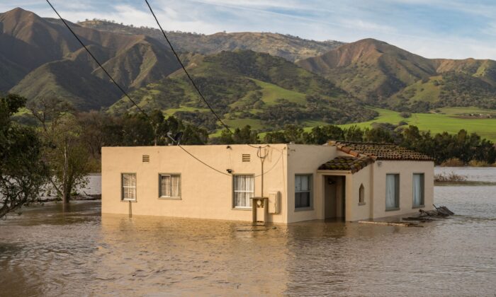 Casa sumergida por la crecida del río Salinas cerca de Chualar, California, el 12 de enero de 2023. (Nic Coury/AFP vía Getty Images)