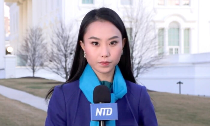 Iris Tao, reportera del medio afiliado a The Epoch Times, NTD, reportando desde la Casa Blanca el 27 de enero de 2023. (NTD/Captura de pantalla a través de The Epoch Times)