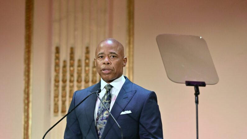 El alcalde de Nueva York, Eric Adams, habla en el escenario durante la gala Visionaries & Voices de la Fundación NYC & Company en el hotel The Plaza de Nueva York el 5 de diciembre de 2022. (Slaven Vlasic/Getty Images para la Fundación NYC & Company)
