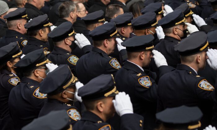 NAgentes de policía de Nueva York saludan durante el funeral del agente Wilbert Mora en Nueva York, el 2 de febrero de 2022. (Angela Weiss/AFP vía Getty Images)