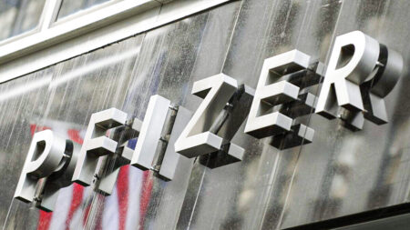 EE.UU. acusa a empleado de Pfizer de usar información privilegiada para ganar en bolsa