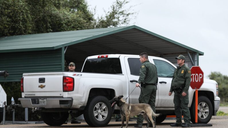 Agentes de la Patrulla Fronteriza y un K-9 inspeccionan vehículos en el puesto de control de la Patrulla Fronteriza Javier Vega, Jr, en Sarita, Texas, el 20 de marzo de 2019. (Charlotte Cuthbertson/The Epoch Times)
