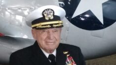 Piloto de la Marina que derrotó a 7 jets soviéticos recibió una cruz de la Marina 70 años después