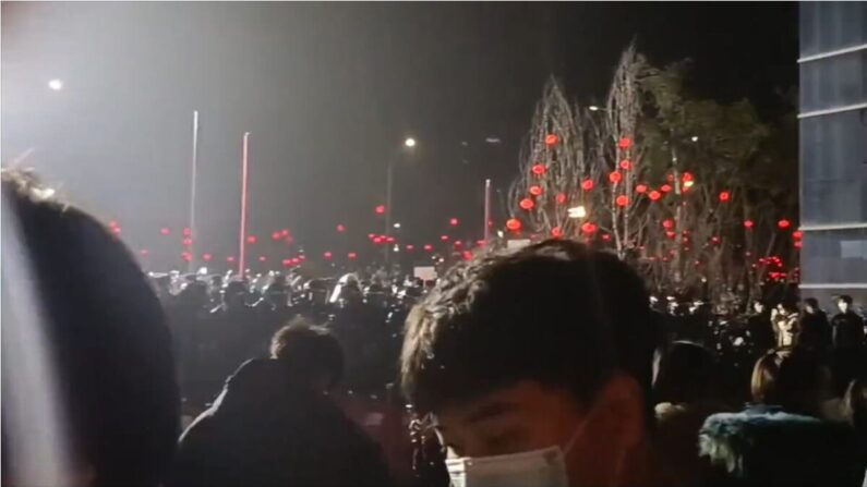Protestas en Zybio, Chongqing, China, el 7 de enero de 2023. (Captura de pantalla vía The Epoch Times)
