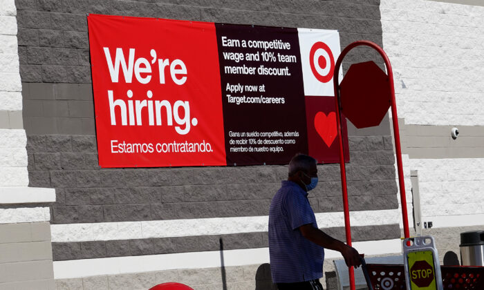 Un cartel de contrataciones laborales cuelga en la pared de una tienda Target, en Miami, Florida, el 3 de diciembre de 2021. (Joe Raedle/Getty Images)
