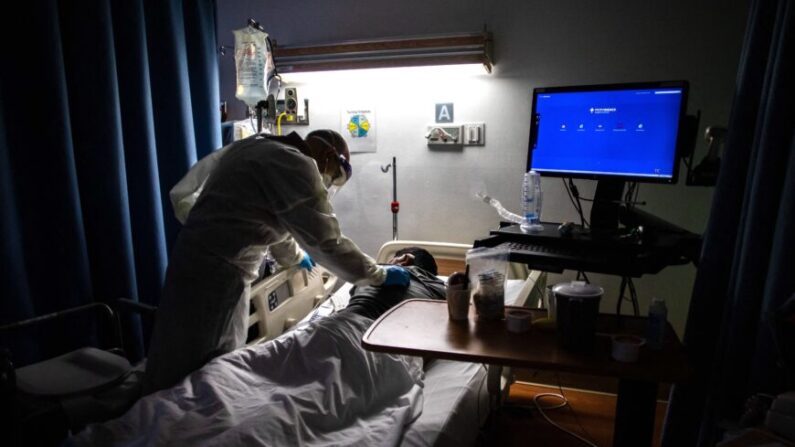 Un médico revisa a un paciente de 34 años con COVID-19 en un centro médico de Tarzana, California, el 2 de septiembre de 2021. (Apu Gomes/AFP vía Getty Images)