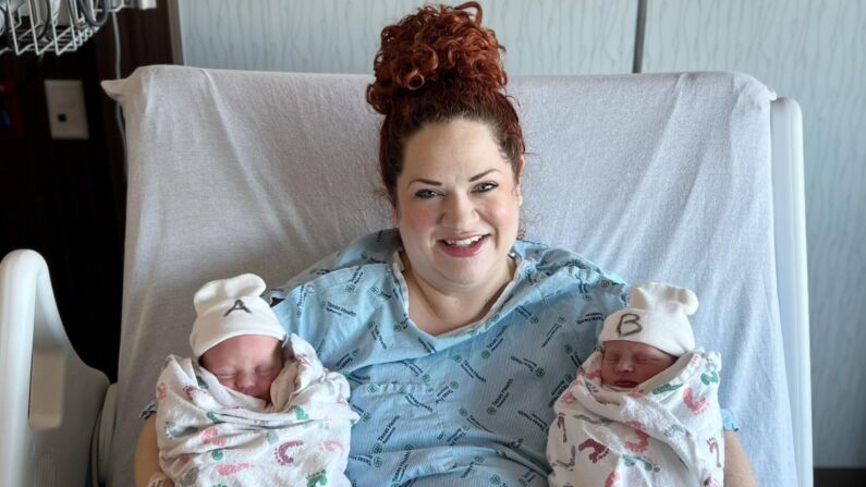 Kali Jo Scott sostiene a sus hijas gemelas, que nacieron el 31 de diciembre de 2022 y el 1 de enero de 2023. (Cortesía de Kali y Cliff Scott)
