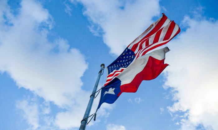 La Bandera de los Estados Unidos y la Bandera del Estado de Texas se exhiben en el Parque Murchison Rogers en El Paso, Texas, el 24 de junio de 2021. (Patrick T. Fallon/AFP/Getty Images)