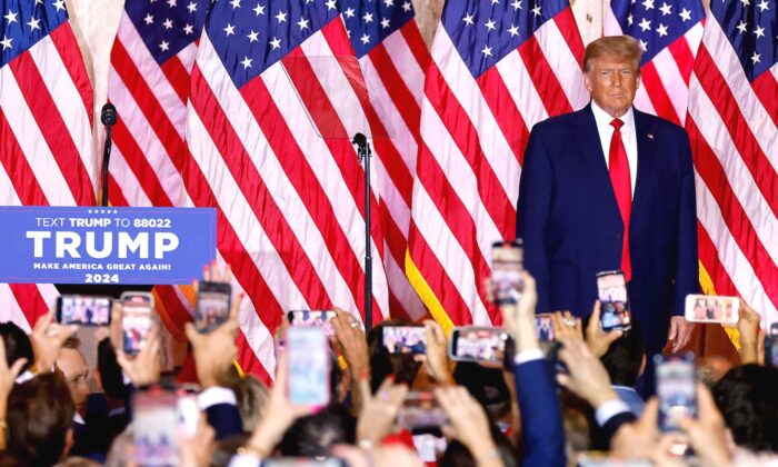 El expresidente Donald Trump llega para hablar en el Mar-a-Lago Club en Palm Beach, Florida, el 15 de noviembre de 2022. (Alon Skuy/AFP a través de Getty Images)