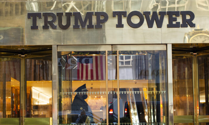 Un guardia de seguridad se observa en la puerta de la Trump Tower (Torre Trump) en Nueva York el 7 de marzo de 2021. (Kena Betancur/AFP vía Getty Images)