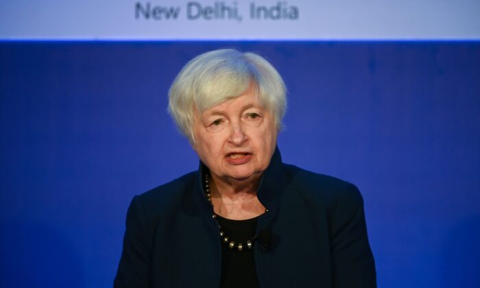 La secretaria del Tesoro de EE. UU., Janet Yellen, habla durante su visita al Centro de Desarrollo de Microsoft de India, en Noida, India, el 11 de noviembre de 2022. (Money Sharma /AFP vía Getty Images)