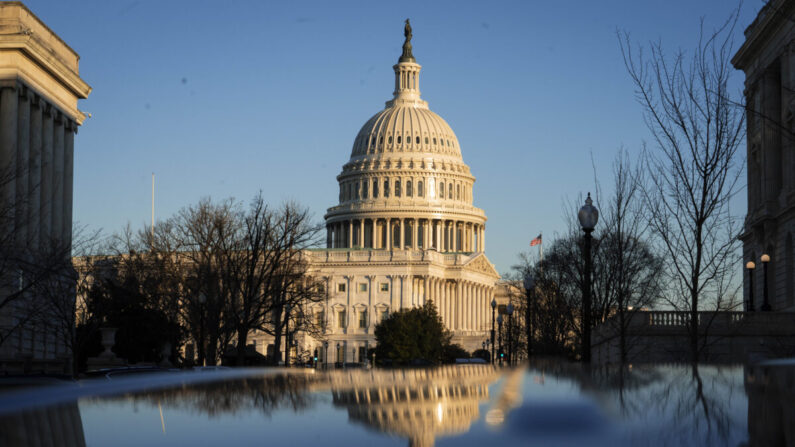 Exterior del edificio del Capitolio de Estados Unidos. (Sarah Silbiger/Getty Images)
