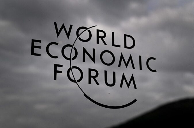 Un cartel del Foro Económico Mundial (FEM) se ve en el centro de congresos durante su reunión anual en Davos el 23 de mayo de 2022. (Fabrice Coffrini/AFP vía Getty Images)
