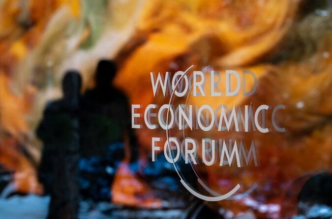Un cartel del FEM se ve en el centro de congresos durante la reunión anual del Foro Económico Mundial (FEM) en Davos el 18 de enero de 2023. (Fabrice Coffrini/AFP vía Getty Images)
