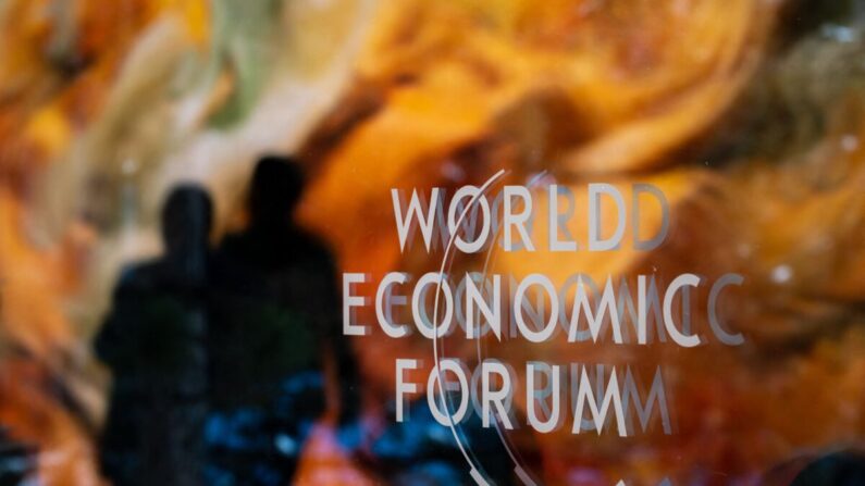 Un cartel del Foro Económico Mundial se ve en el Centro de Congresos durante la reunión anual del FEM en Davos, Suiza, el 18 de enero de 2023. (Fabrice CoffriniI/AFP vía Getty Images)
