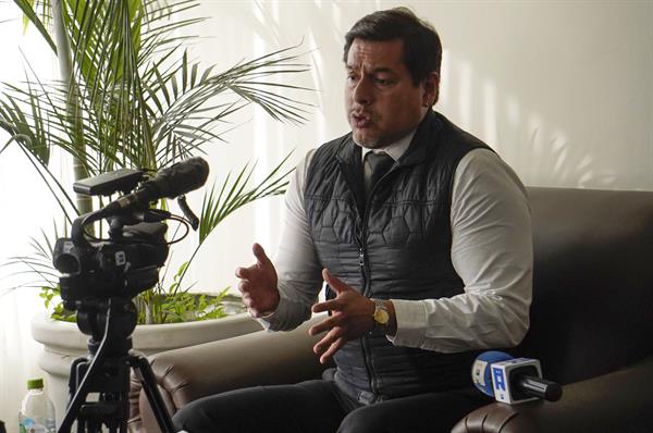 El abogado Martín Camacho habla durante una entrevista con EFE, el 11 de enero de 2023, en La Paz (Bolivia). EFE/Javier Mamani
