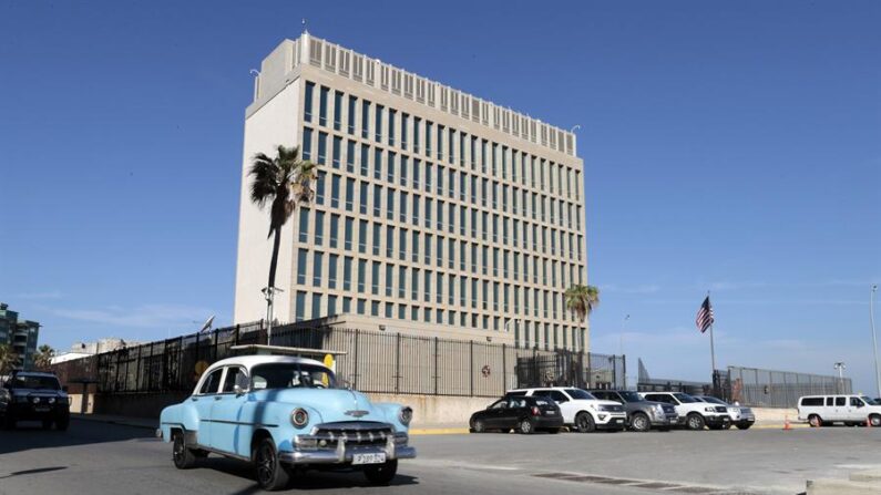 Fotografía el 4 de enero de 2023, de la embajada de EE.UU. en La Habana, Cuba. EFE/ Ernesto Mastrascusa
