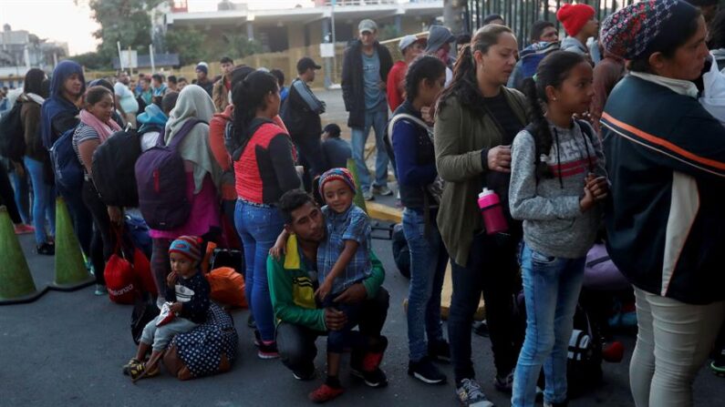 Las autoridades de Guatemala activaron este viernes una alerta amarilla ante posible llegada masiva de migrantes a sus fronteras del noreste del territorio en los próximos días. EFE/Esteban Biba/Archivo
