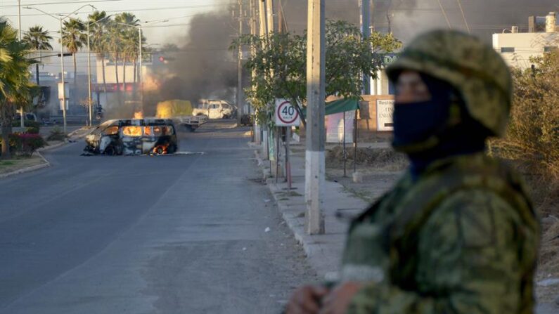 Fotografía de un vehículo de carga calcinado tras los enfrentamientos de fuerzas federales con grupos armados el 5 de enero de 2023, en la ciudad de Culiacán, estado de Sinaloa (México). EFE/ Juan Carlos Cruz