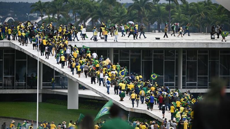 Cientos de manifestantes fueron vistos este domingo, 8 de enero, invadiendo la sede del Tribunal Supremo Federal de Brasil, en Brasilia (Brasil). EFE/Andre Borges
