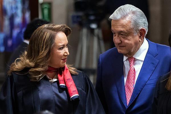 El presidente de México, Andrés Manuel López Obrador (d), y a la ministra Yasmín Esquivel (i) a su salida de un acto procolario en la Suprema Corte de Justicia de la Nación, en la Ciudad de México (México), el 15 de diciembre de 2022. EFE/ Isaac Esquivel