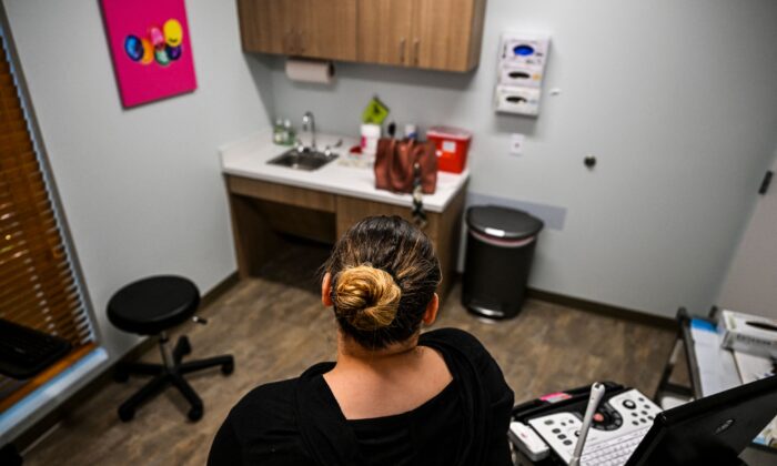 Jasmine, de 23 años, espera para abortar en una clínica abortiva de Planned Parenthood en West Palm Beach, Florida, el 14 de julio de 2022. (Chandan Khanna/AFP vía Getty Images)