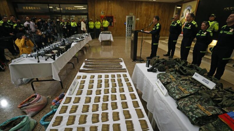 Fotografía de armamento incautado, mostrado por la policía el 16 de enero de 2023 durante una rueda de prensa en la dirección General de la Policía en Bogotá (Colombia). EFE/Mauricio Dueñas Castañeda