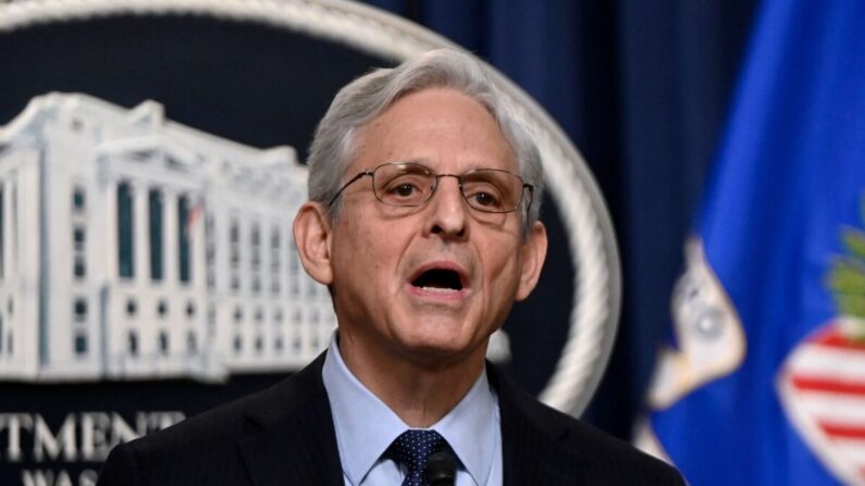 El fiscal general Merrick Garland nombra a un abogado especial para investigar el manejo de los archivos clasificados encontrados en la casa y las antiguas oficinas del presidente Joe Biden, en Washington el 12 de enero de 2023. (Olivier Douliery/AFP vía Getty Images)
