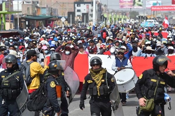 Manifestantes marchan, en contra del gobierno de la presidenta Dina Boluarte, en las calles de la ciudad de Arequipa (Perú). EFE/José Sotomayor
