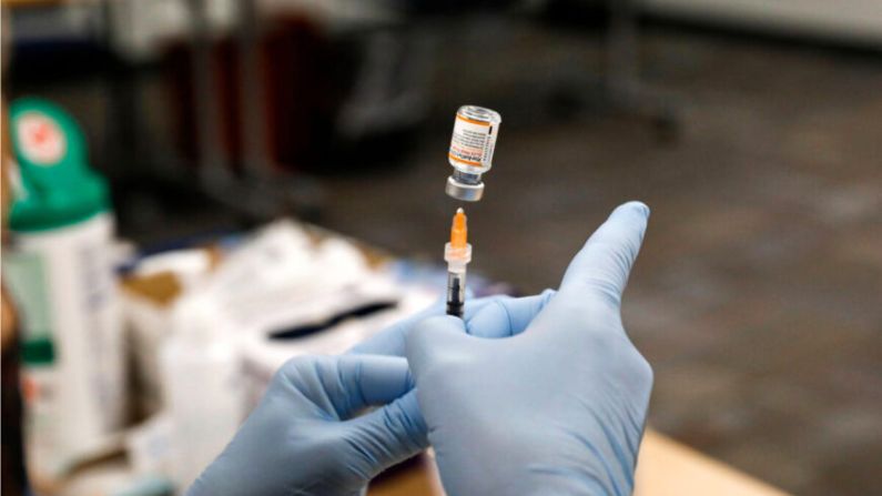 Una enfermera prepara la vacuna contra COVID-19 de Pfizer en Southfield, Michigan, el 5 de noviembre de 2021. (Jeff Kowalsky/AFP vía Getty Images)