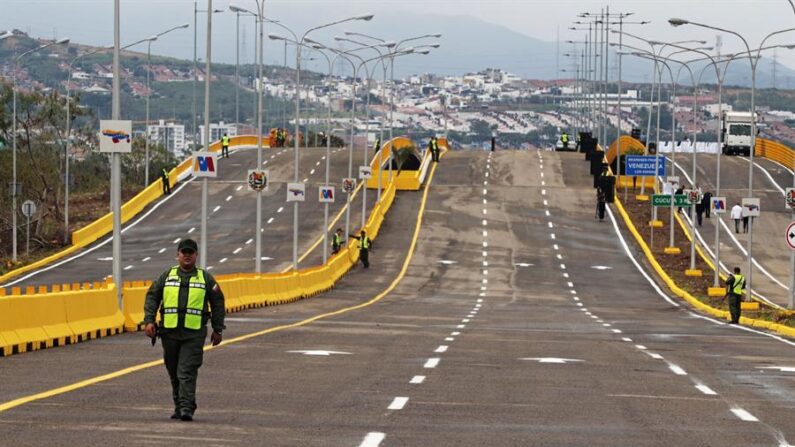 Vista general del puente binacional Atanasio Girardot, que une a las poblaciones de Cúcuta (Colombia) y Tienditas (Venezuela, en una fotografía de archivo. EFE/ Mario Caicedo
