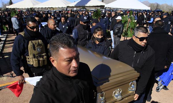 Compañeros de custodios y ministeriales participan en un homenaje de cuerpo presente a los miembros caídos, en Ciudad Juárez, en el estado de Chihuahua (México). EFE/ Luis Torres
