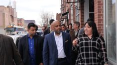 Alcalde de Denver busca más ayuda ante “abrumadora” crisis de migrantes
