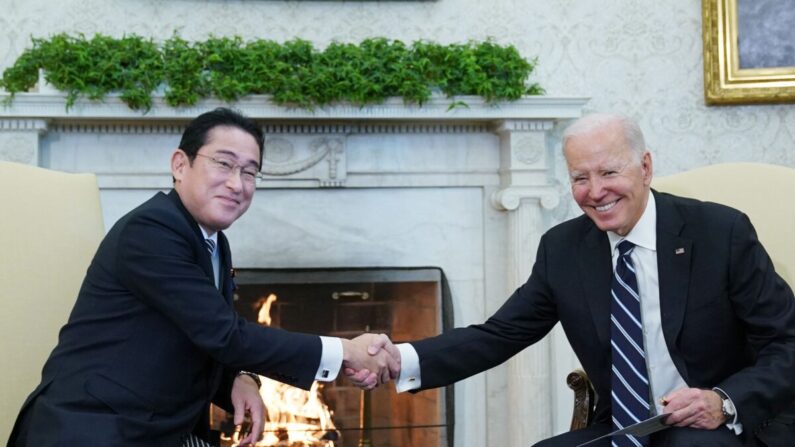 El presidente estadounidense Joe Biden estrecha la mano del primer ministro japonés Fumio Kishida durante una reunión en el Despacho Oval de la Casa Blanca en Washington el 13 de enero de 2023. (Mandel Ngan/AFP vía Getty Images)
