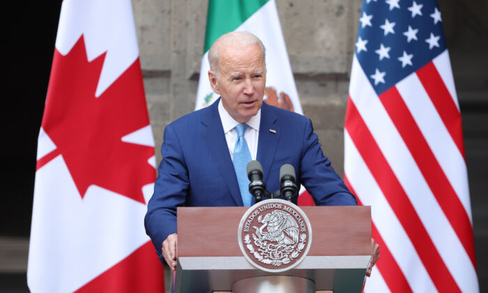El presidente de Estados Unidos, Joe Biden, habla con los medios de comunicación en relación a la Cumbre de Líderes de América del Norte 2023 en el Palacio Nacional de México el 10 de enero de 2023, en la Ciudad de México (Hector Vivas/Getty Images)