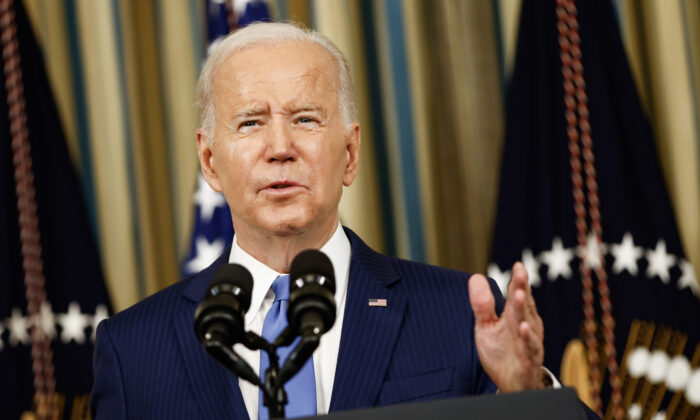 El presidente de Estados Unidos, Joe Biden, pronuncia un discurso en el Comedor de Estado de la Casa Blanca el 9 de noviembre de 2022. (Samuel Corum/Getty Images)