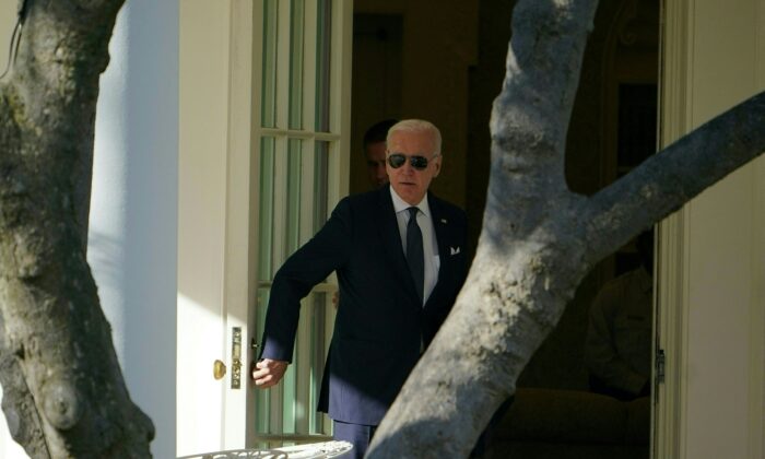 El presidente Joe Biden camina hacia el Despacho Oval de la Casa Blanca en Washington el 16 de enero de 2023. (Andrew Caballero-Reynolds/AVP vía Getty Images)
