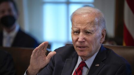 Coalición demanda al gobierno de Biden por el programa de «libertad condicional» para inmigrantes