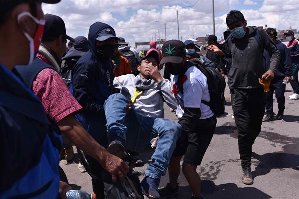 Un herido durante los enfrentamientos entre manifestantes y la policía fue registrado este lunes, 9 de enero, al ser trasladado para ser atendido, en Juliaca (Perú). EFE/Stringer
