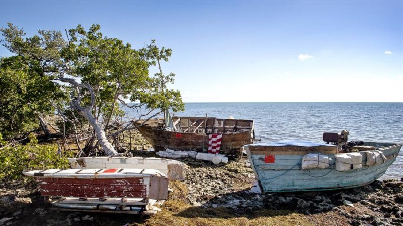 Balsas de migrantes vacías varadas en el área de Harry Harris Beach, en Cayo Largo, Florida (EE.UU.), este 18 de enero de 2023. EFE/EPA/Cristóbal Herrera-Ulashkevich