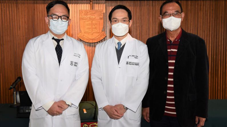 El Dr. Chiang Chi-leung (I), el profesor Albert Chan Chi-yan (C) y el paciente Wan Ying-keung (D). (Cortesía de los medios de comunicación de la Universidad de Hong Kong) 