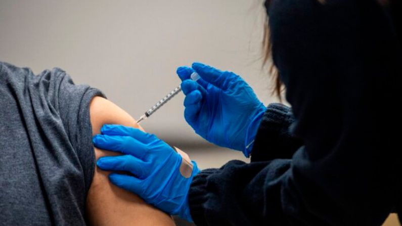 Un hombre es inoculado con la vacuna COVID-19 de Pfizer-BioNTech en La Colaborativa de Chelsea, Massachusetts, el 16 de febrero de 2021. (Joseph Prezioso/AFP vía Getty Images)