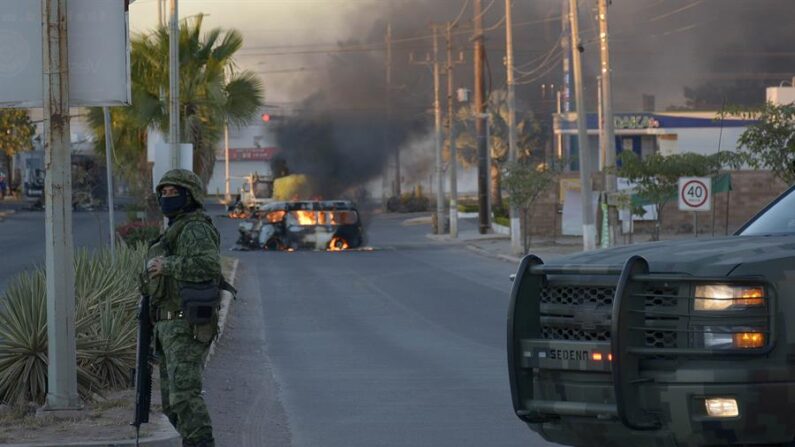 Fotografía de un vehículo de carga calcinado tras los enfrentamientos de fuerzas federales con grupos armados el 5 de enero de 2023, en la ciudad de Culiacán, estado de Sinaloa (México). EFE/ Juan Carlos Cruz